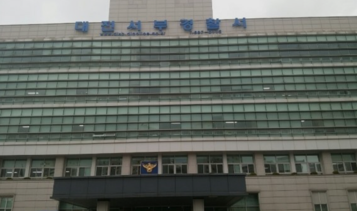 대전서부경찰서는 대낮에 농촌지역 빈집을 골라 침입해 금품을 훔쳐 달아난 혐의(상습절도)로 피의자 A씨를 구속했다고 13일 밝혔다.