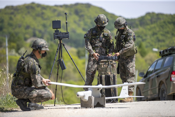 육군과학화전투훈련단에서 진행되는 '신임장교 KCTC 전투훈련'에서 신임장교들이 교관과 함께 무인항공기(UAV) 장비를 운용하고 있다.(사진제공.육군)