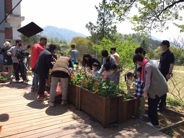                                  (사진=완주군) 완주 숟가락 공동육아모임 공익광고 촬영 모습.