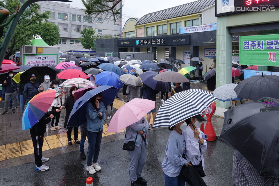 (사진=김진태 기자) 선별검사소를 찾은 시민들의 행렬
