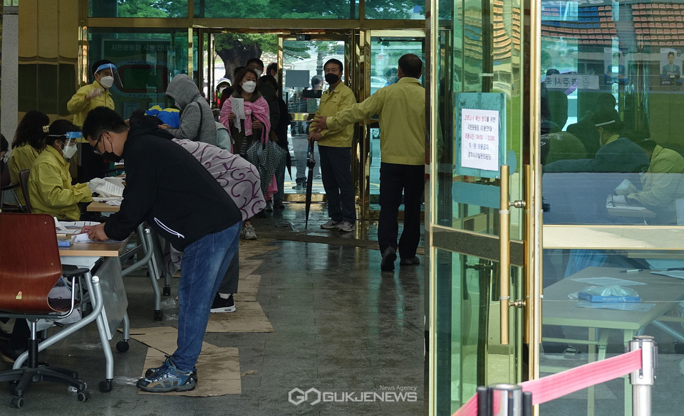 (사진=김진태 기자) 코로나19 검진을 돕고 있는 시 직원들