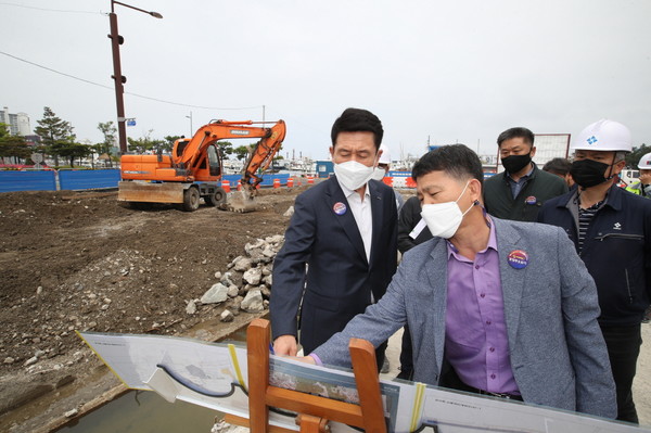   이강덕 포항시장이 18일&nbsp;학산천 생태하천 복원사업 현장을 방문해 관계자로부터 공사 진행에 대한 설명을 듣고 있다. (사진 = 포항시)