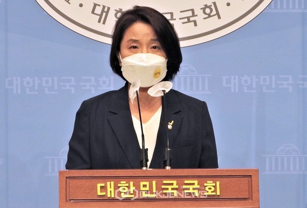 이은주 정의당 원내대변인이 25일 국회 소통관에서 관세청 산하 관세평가분류원의 세종시 이전 대상도 아님에도 유령 청사를 짓고 직원들에게는 특별공급 혜택을 제공하는 등 투기 수단으로 해당 제도를 악용한 사례를 전수조사해 처벌하는 등 재발방지를 위한 야3당이 국정조사 요구서를 제출했다고 밝히고 있다.