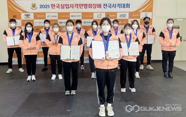 충남 서산시가 지난 19일부터 23일까지 5일간 창원국제사격장에서 열린 ‘한국실업사격연맹회장배 전국사격대회’에서 금메달 3개, 은메달 2개, 동메달 5개 등 총 10개의 메달을 획득했다. 사진은 서산시 선수단의 기념촬영 모습. (서산시 제공)