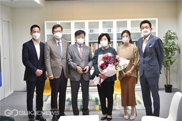 박형준 부산시장이 지난 29일 오후 3시 'F1963'을 방문해 고려제강㈜ 홍영철 회장에게 '감사패'를 전달한 뒤 기념촬영하고 있다/제공=부산시