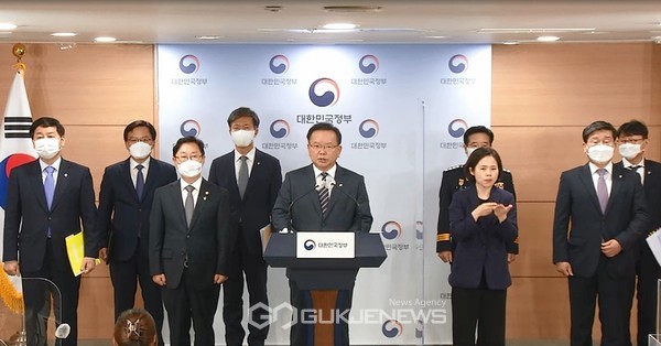 김부겸 국무총리가 2일 오후 정부서울청사에서 부동산 투기 조사 및 수사 중간 결과를 브리핑하고 있다.