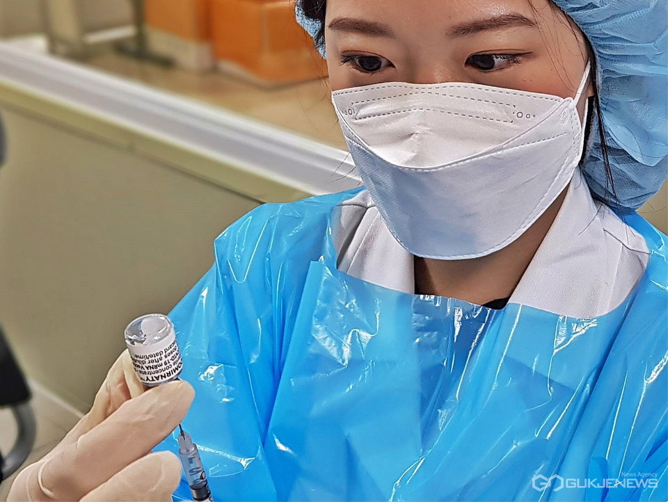 경주시예방접종센터 의료진이 백신을 준비하고 있는 모습