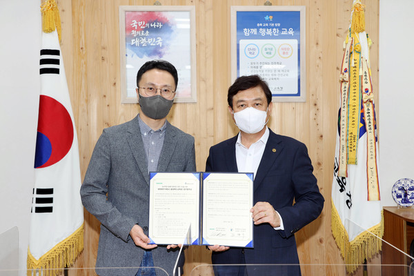 2일, 네이버 김효 책임리더(왼쪽)와 충청북도교육청 김병우 교육감(오른쪽)이 업무협약을 체결했다