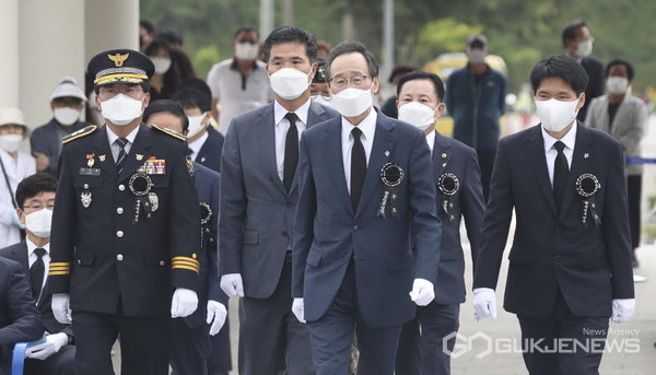 송하진 잔북도지사 등이 제66회 현충일 추념식 행사장에 들어서고 있다.(사진=전북도)