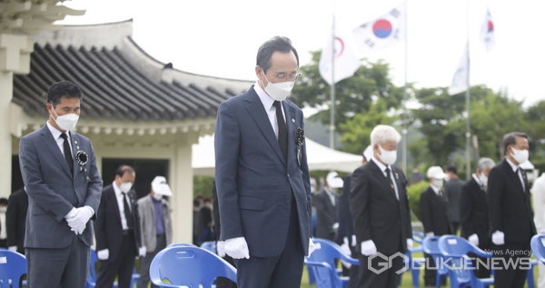 현충일 추념식에서 묵념을 하고 있는 장면.(사진=전북도)