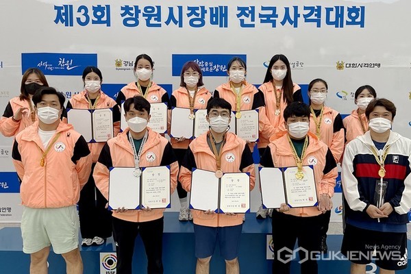 충남 서산시가 지난 9일부터 7일간 창원국제사격장에서 열린 ‘제3회 창원시장배 전국사격대회’에서 금 2개, 은 3개, 동 3개 등 총 8개의 메달을 획득하는 쾌거를 이뤘다. 사진은 서산시 선수단의 기념촬영 모습. (서산시 제공)