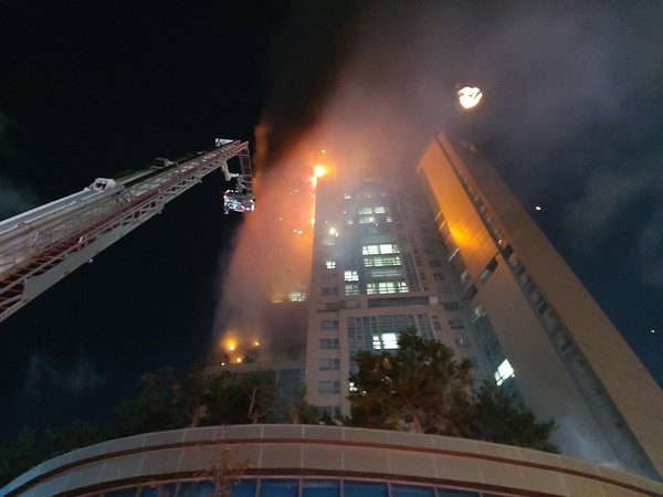 지난 2010년 10월8일 밤 11시7분께 발생한 울산 남구 달동 삼환아르누보 주상복합아파트 화재 현장 모습. 