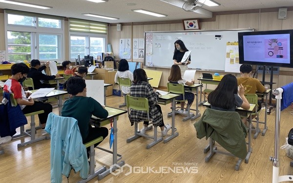 아모레퍼시픽그룹 이니스프리 모음재단이 제주 11개 초등학교 학생들과 주니어 이니클래스를 운영하고 있다.