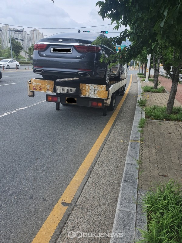 급발진 단독 사고 후 이 씨의 차가 렉카에 실려 정비소로 옮겨지고 있다. (사진제공=차주)