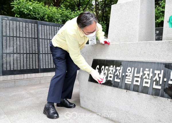 유성훈금천구청장이 금천구참전기념비를 찾아 환경정비 실시 (사진제공=금천구청)