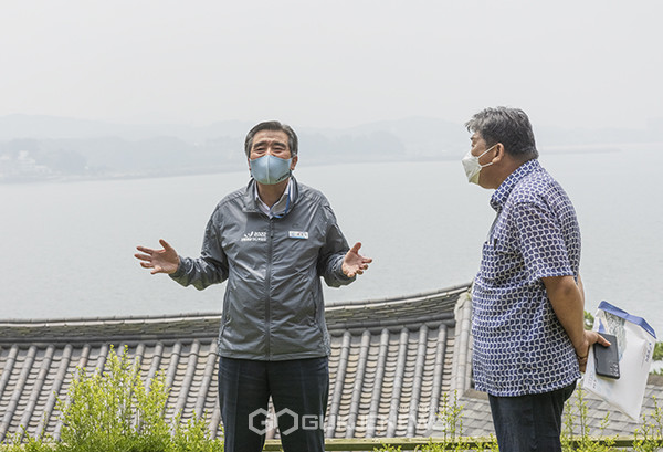 김동일 보령시장이 24일 죽도 상화원에서 진행된 민선7기 4주년 언론간담회 후 한 언론인과 대화를 나누고 있다. 사진=김석태 기자/국제뉴스