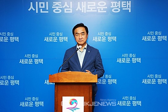 ▲ 24일 정장선 시장이 언론브리핑을 통해 '2021 평택세계문화주간' 개최 계획을 밝히고 있다.<사진=평택시 제공>  