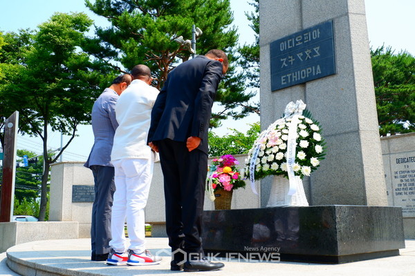 에티오피아 한국전 참전기념비 헌화