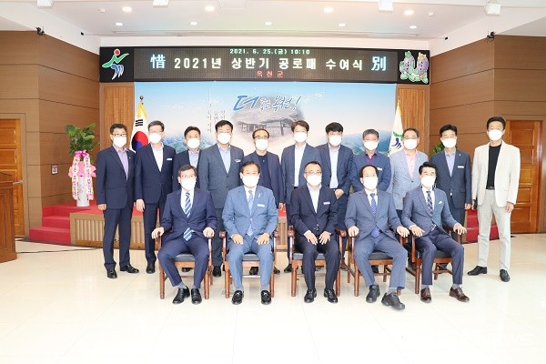 퇴임 공직자 공로패 수여 모습.(제공=옥천군청)