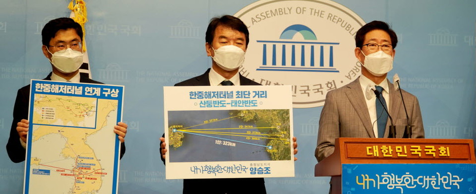 양승조 지사(우) 공약발표에 문진석 의원 등 참석했다.