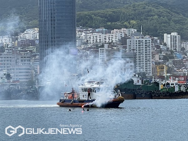 부산해경이 30일 제5부두에서 선박 집단계류지 화재사고 대비 민·관·군 합동훈련을 실시하고 있다/제공=부산해경
