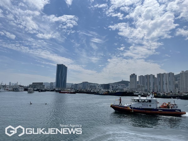 부산해경이 30일 제5부두에서 선박 집단계류지 화재사고 대비 민·관·군 합동훈련을 실시하고 있다/제공=부산해경