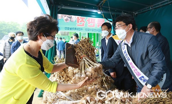 충남 서산시 대표 농산물인 서산6쪽마늘이 출하시기를 맞아 많은 고객들의 눈과 마음을 사로잡고 있다. 사진은 맹정호(오른쪽) 시장이 30일 농협하나로마트 양재점에서 서산6쪽마늘 판촉활동을 하는 모습. (서산시 제공)