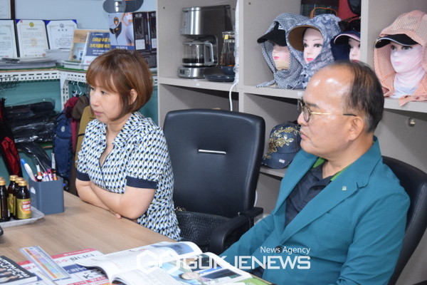 (주)한국골프 장세주 대표와 장애인 복지와 건강에 관해 얘기를 나누고 있는 심만섭 한국장애인마이스협회 이사장(오른쪽)(사진=김성원 기자)