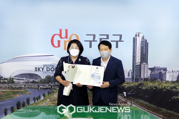 보건복지부 장관상 수상식에서 이성구로구청장 과 왼쪽 김선화 관장. 사진=구로구청