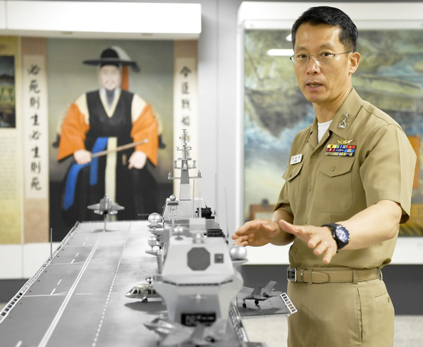 해군본부 기획관리참모부장 정승균 제독이 항공모함에 대해 설명하고 있다.