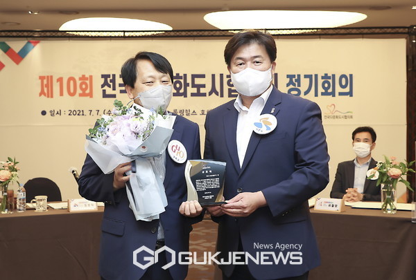 전국다문화도시협의회 '공로패'를 수상한 왼쪽 이성구로구청장 오른쪽 임병택시흥시장. 사진=구로구청