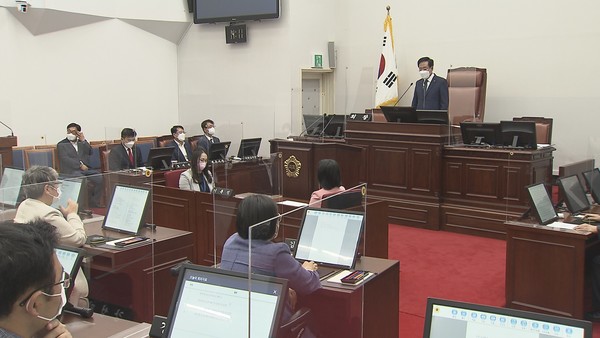 14일 열린 제주도의회 제 397회 임시회 개회식에서 좌남수 의장은 삼다수 무단반출은 형식적인 사과나 직원에게 책임을 넘기는 것으로 끝나선 안된다며, 경영진이 사퇴를 각오해 재발방지 대책을 마련할 것을 촉구했다.