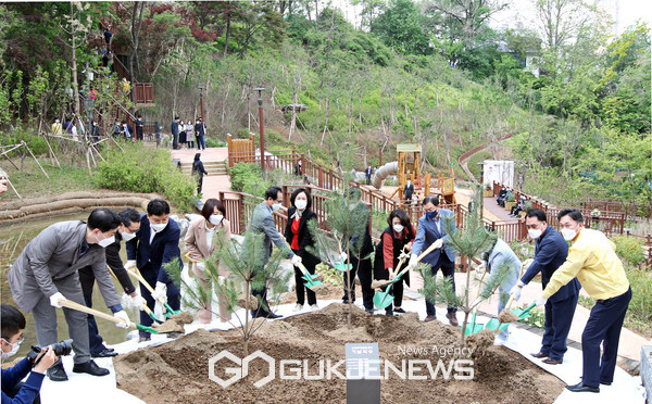 지난 4월말 용양봉저정 공원 개방식 모습