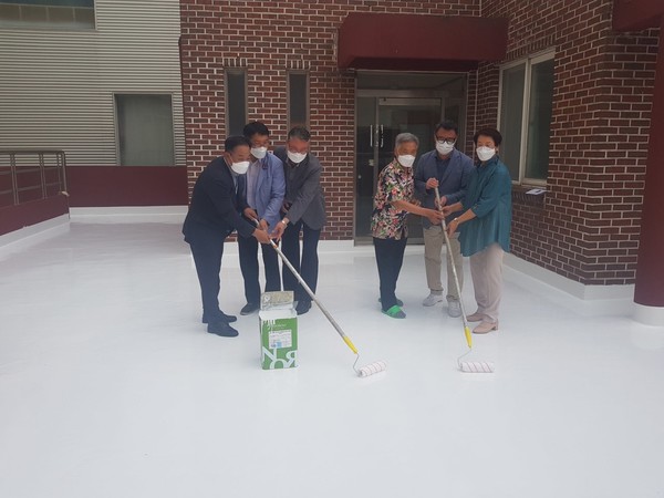 &nbsp;&nbsp;최근&nbsp;포항시는&nbsp;냉방비&nbsp;절약&nbsp;위해&nbsp;경로당&nbsp;지붕에&nbsp;차열페인트&nbsp;칠을&nbsp;하고&nbsp;있다.&nbsp;(사진&nbsp;=&nbsp;포항시)