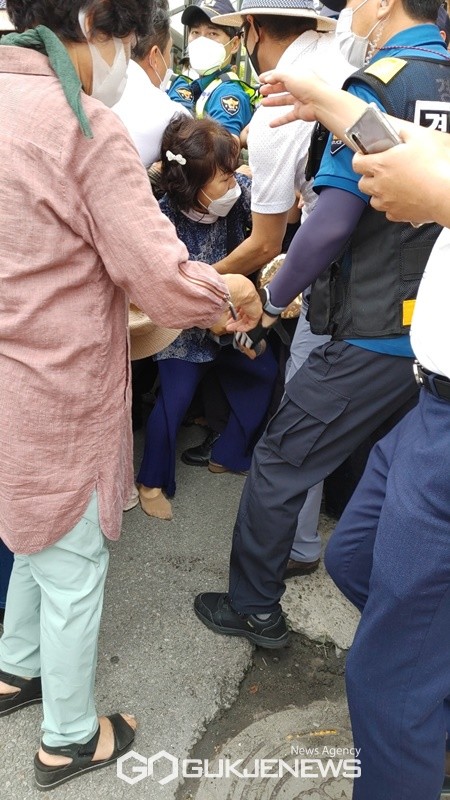 환경부 진입을 시도하고 있는 제주 제2공항 찬성단체 회원 일부가 실신하는 사태가 발생했다.