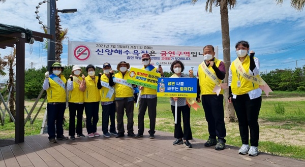 서귀포시 동부보건소는 지난 22일 지역주민 및 관광객 300여명을 대상으로 코로나19 방역수칙을 준수한 가운데 금연ᐧ절주 및 구강건강관리 홍보 캠페인을 실시했다.