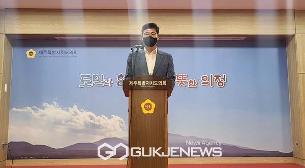 제주도의회 더불어민주당 고용호 의원이 23일 도민카페에서 기자회견을 열고 성산주민의 자기결정권을 박탈하려는 제주 3인 국회의원에 경고의 메세지를 전했다.