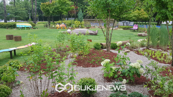 성남시 ‘모두의 정원’ 너른 잔디마당 안에 아이들 눈높이에 맞는 조형물과 의자  식물을 배치해 놀이공간을 조성했다.(사진=성남시)