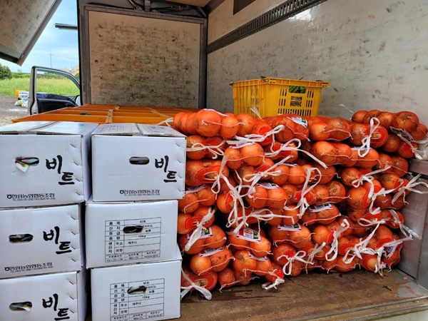 한림읍지역 관내 기관과 민간 업체들이 어려운 이웃을 돕기 위해 직접 재배하거나 사육한 돼지고기 애플멜론 등을 제주도 지역아동센터연합회에 전달했다