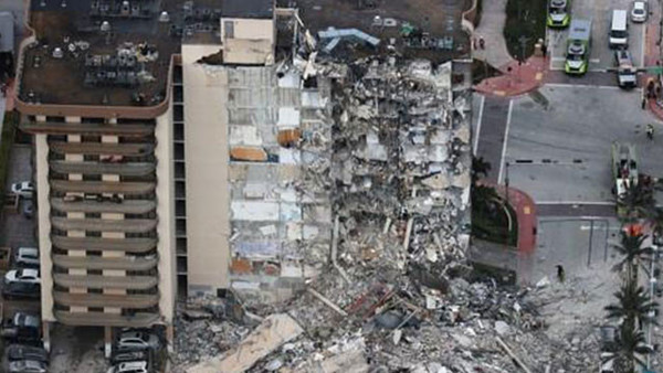 지난 5월 25일 미국 플로리다주에서 발생한 아파트 붕괴 사고, 원인은 지반침하로 꼽고 있다. 당진 부곡산단 침하사태의 타산지석으로 삼아야 한다는 여론이다. 서중권 기자 사진= 이미지 사진 캡쳐