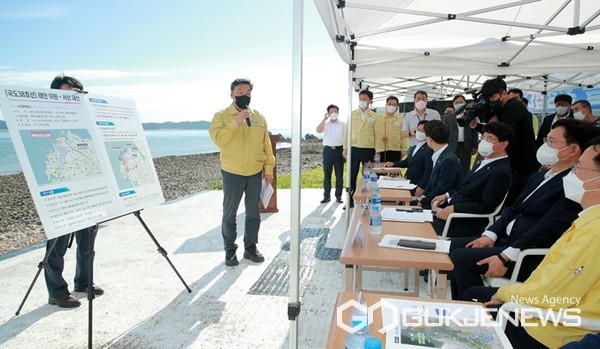 지난달 15일 송영길 대표 등 더불어민주당 지도부의 가로림만 현장방문 시 이원~대산 간 연륙교 건설 필요성을 역설하고 있는 가세로 군수. (사진 = 태안군 제공)