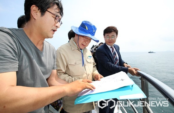 해상풍력 발전단지 조성 예정지를 현장답사 중인 가세로(가운데) 군수. (사진 = 태안군 제공)