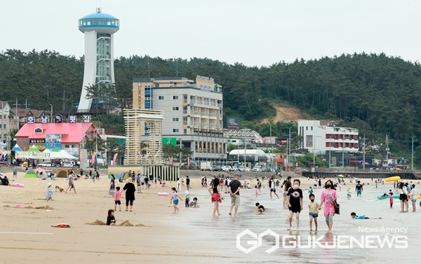 본격적인 피서철을 맞은 태안 만리포해수욕장 전경. (사진 = 태안군 제공)