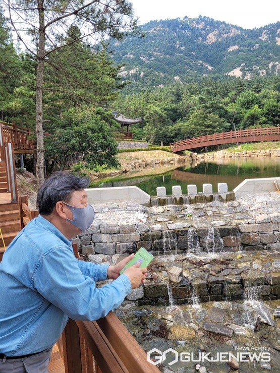 완공을 앞둔 태안 샘골생태공원을 방문한 가 군수. (사진 = 가세로 군수 페이스북)