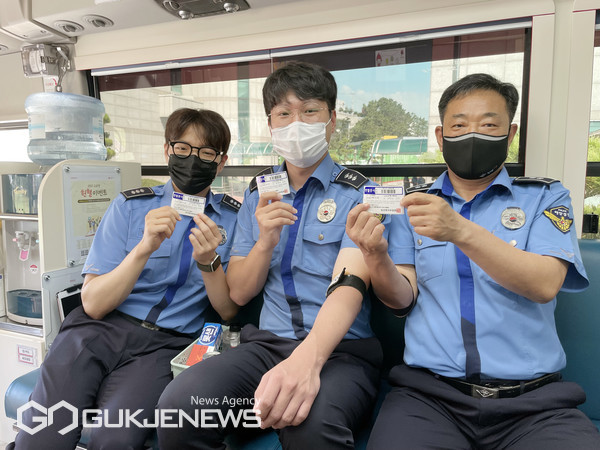 부산해양경찰서 경찰관들이 헌혈 참여 후 기념촬영을 하고 있다/제공=부산해경