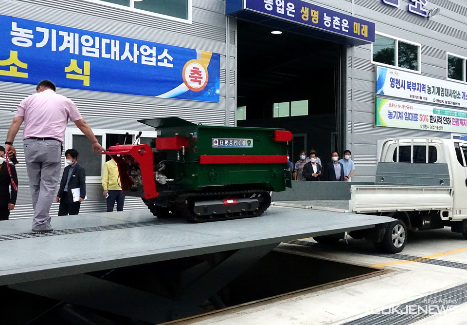 (사진=김진태 기자) 손쉽게 농기구를 이동할 수 있는 크레인 장비 시연