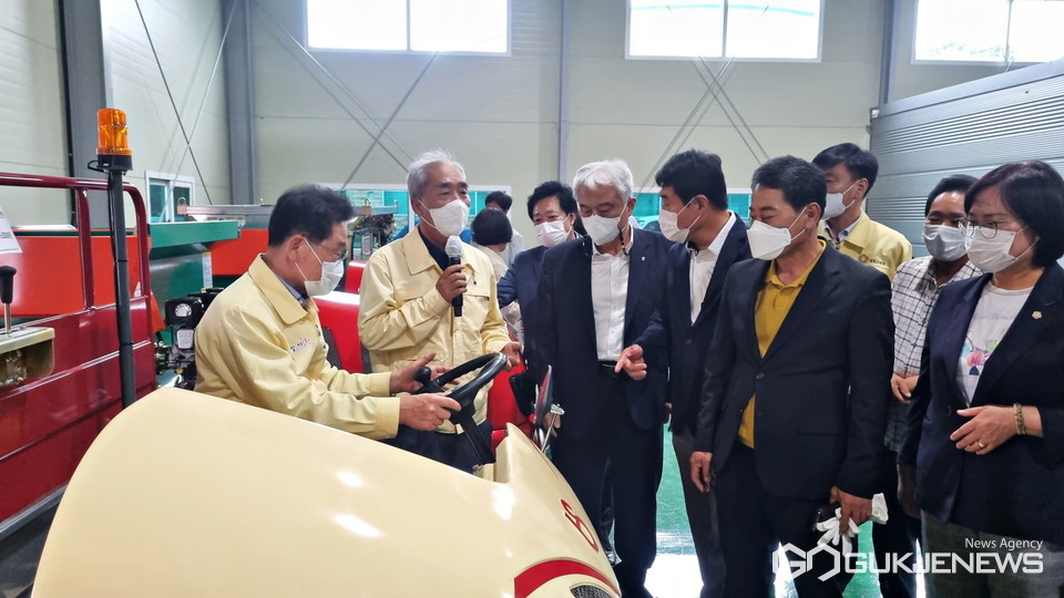 농기구 체험하는 최기문 영천시장