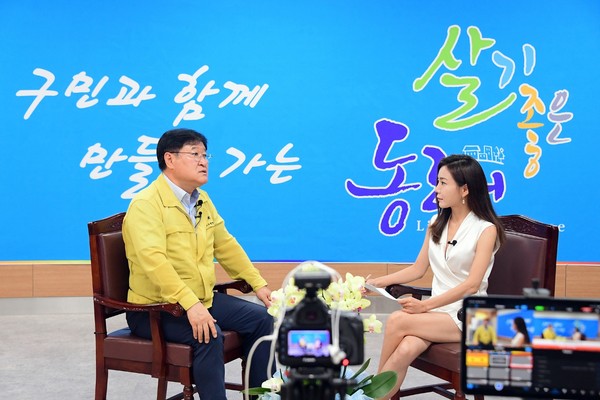 11일 동래구청 임시청사 2층 대회의실에서 김우룡 동래구청장과 국제뉴스 조하연 기자가 대담을 하고 있다.(사진=동래구청 제공)