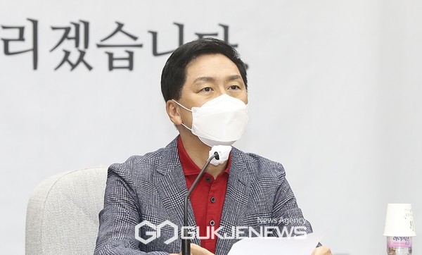 김기현 국민의힘 원내대표가 20일 오전 국회에서 원내대책회의를 주재하며 권력자들이 던져주는 부스러기 뉴스만 들으면서 노예처럼 살기보다는 알 권리를 지키기에 목숨 걸고 싸우면서 인간답게 살기를 선택할 것이라고 말하고 있다.