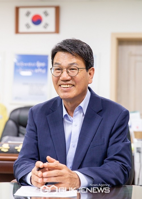 앞으로 2~3년이 군 미래를 결정하는 매우 중요한 시기라는 점을 강조하는 김돈곤 청양군수